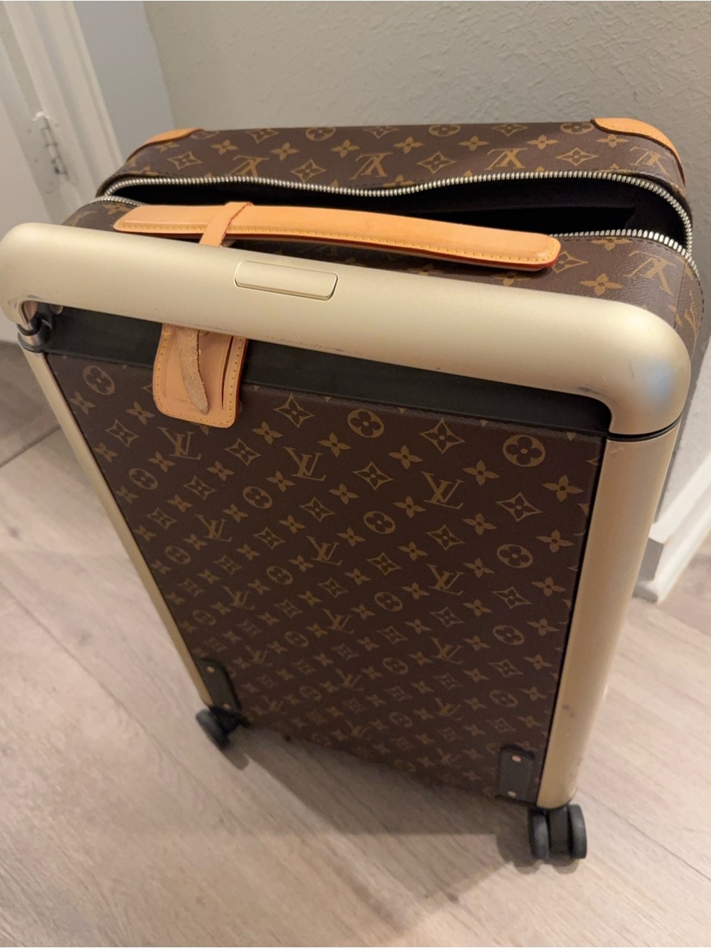 Louis Vuitton Horizon 55 Rolling Carry-On Suitcase  Monogram Canvas